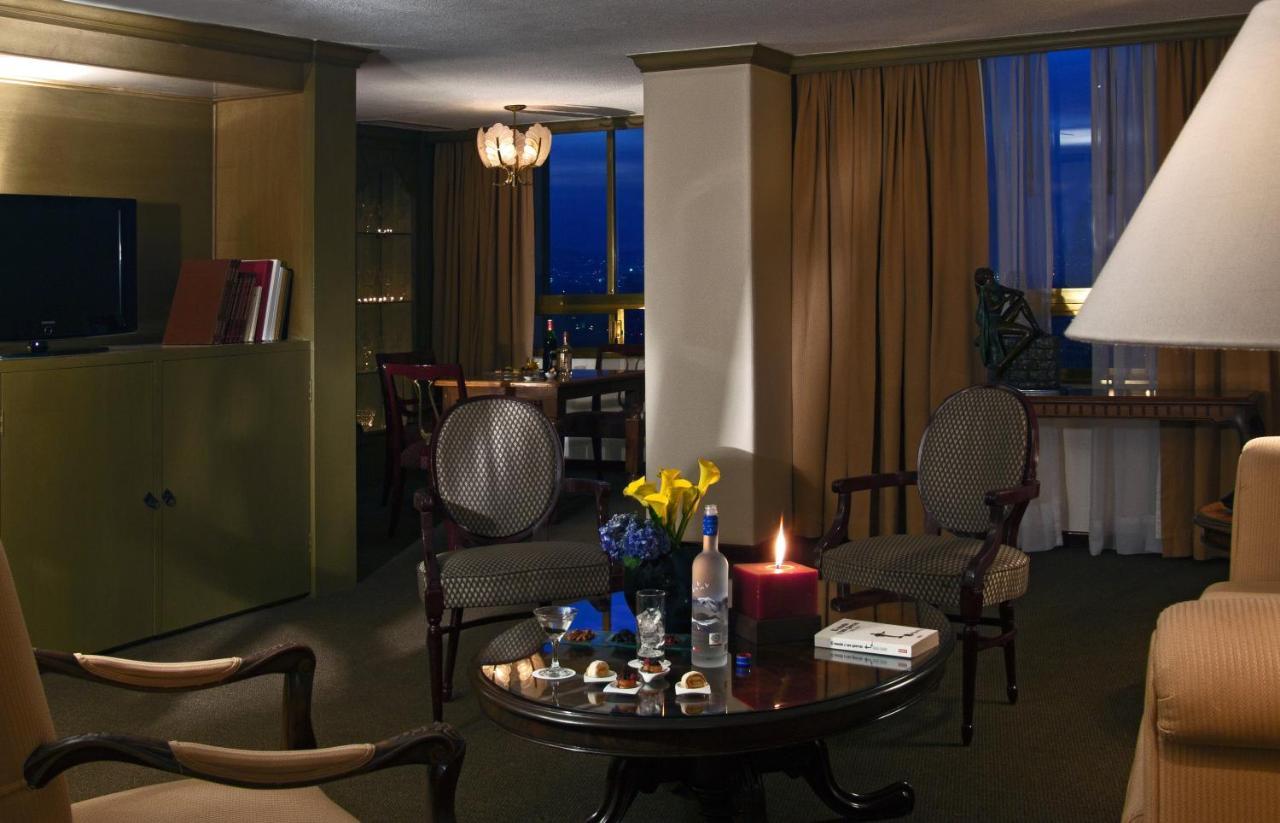 Fiesta Americana Reforma Mexico City Exteriör bild A suite at the Four Seasons Hotel