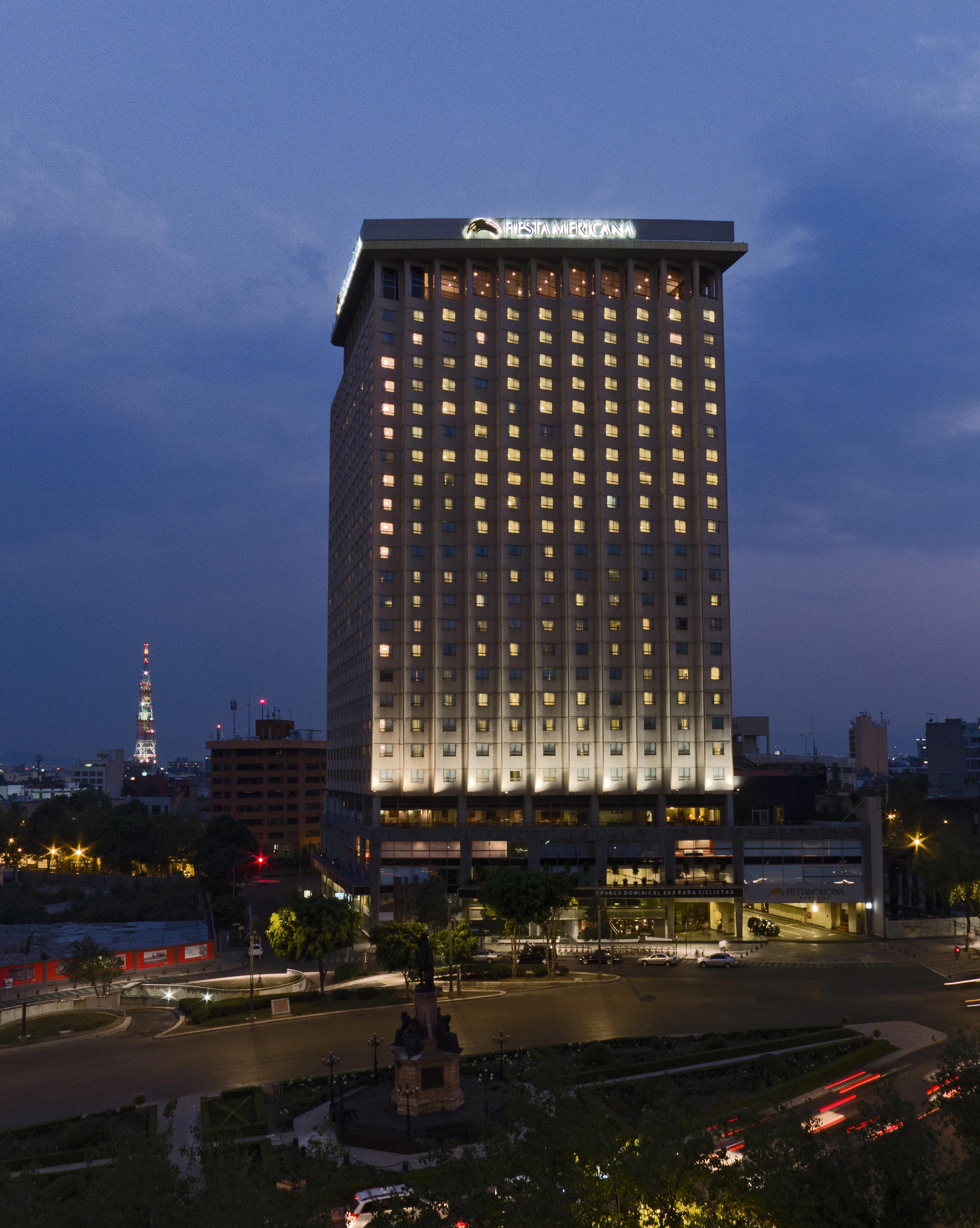 Fiesta Americana Reforma Mexico City Exteriör bild The hotel at night
